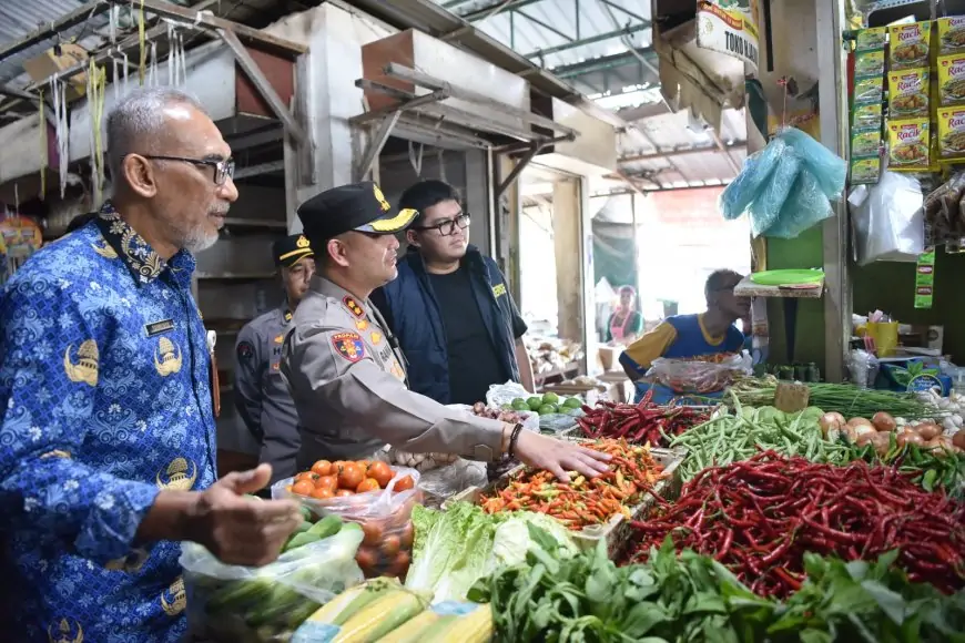 Pantau Pasar dan RPH, Kapolres Gresik Jelang Lebaran, Imbau Warga Tak Panic Buying