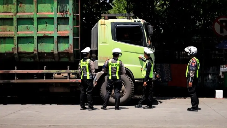 Arus Mudik 2026, Satlantas Gresik Razia dan Tegur Sopir Truk Besar Pelanggar Lalin
