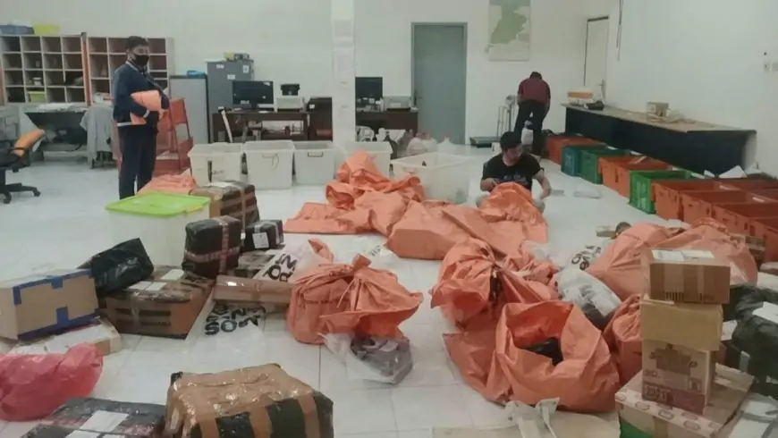 Mendekati Lebaran, Kiriman Barang di Kantor Pos Lamongan Melonjak Tajam