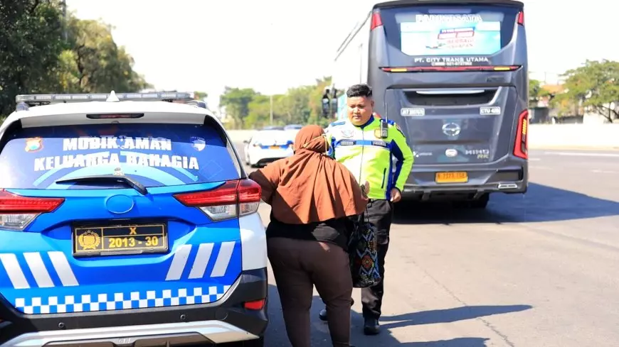 Kisah Haru Pasutri Gresik Mudik Tertinggal Bus, Heroik Polisi Kejar Bus Demi Pasutri Bisa Pulang Kampung
