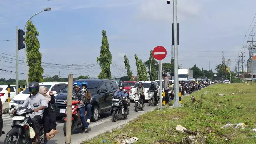 +1 Lebaran, Arus Lalu Lintas di Pintu Timur JLU Lamongan Ramai Lancar, Polisi Siaga