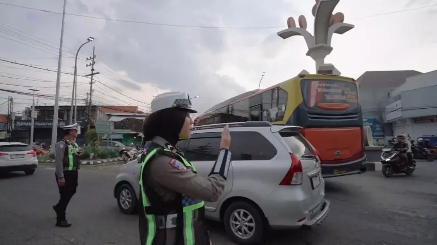 H+1 Lebaran, Tim Urai Satlantas Polres Lamongan Siagakan Personel di Bundaran Tugu Wingko Babat