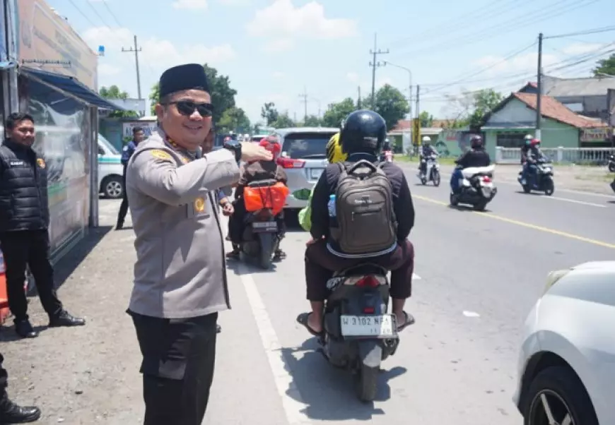 Kapolres Jombang Turun Langsung Atasi Kemacetan dan Bagikan Makanan Gratis