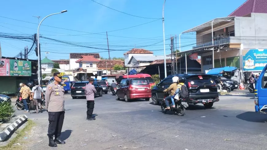 H+2 Lebaran, Pemudik Lokal Dominasi Arus Lalu Lintas di Simpang Tugu Wingko Babat Lamongan