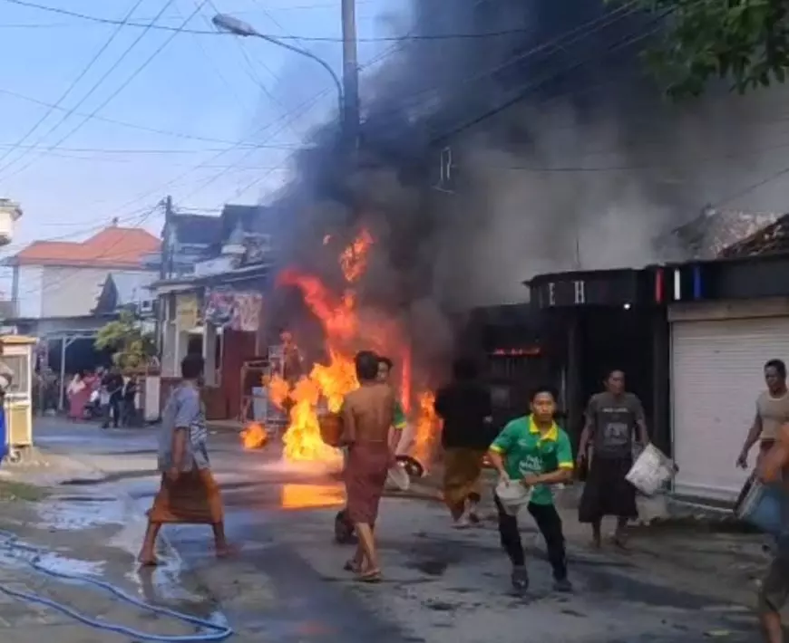 Pom Mini di Panceng Gresik Terbakar Hebat Hanguskan Rumah, 3 Motor dan Pemilik Alami luka
