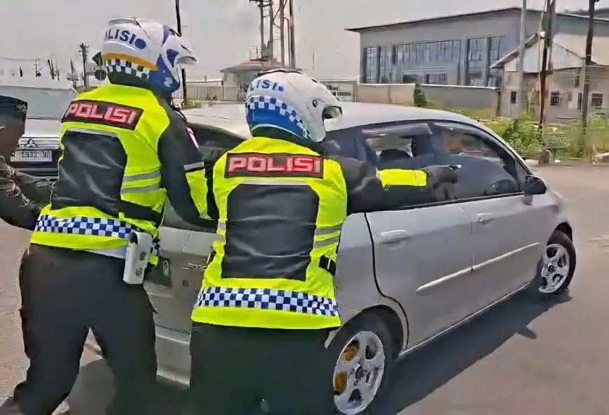 Polantas Gresik Sigap Evakuasi Mobil Mogok Hambat Lalu Lintas Mudik di Raya Sembayat