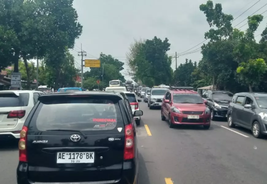 Arus Balik Lebaran H+3 di Jalur Arteri Jombang: Exit Tol Bandar Kedungmulyo Diterapkan Sistem Buka Tutup