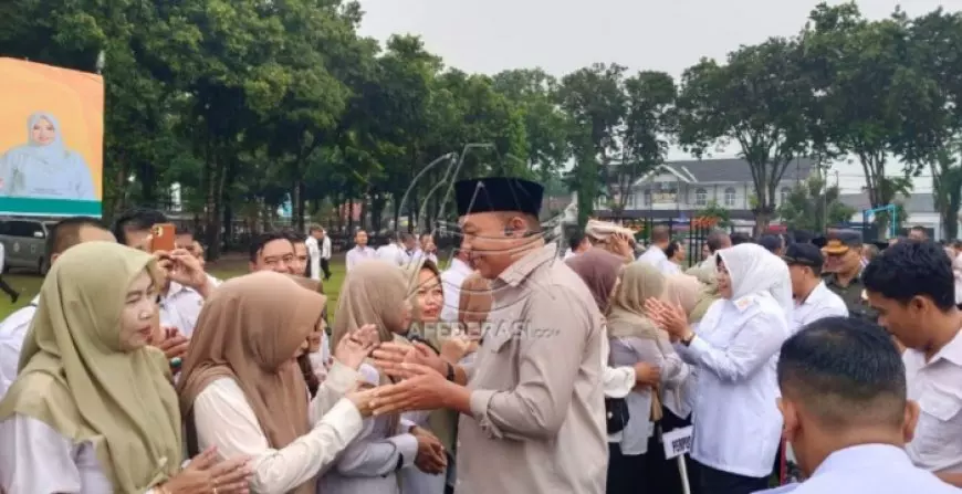 Momen Haru di Alun-Alun Situbondo: Saat Bupati dan Ratusan ASN Lebaran di Bawah Guyuran Hujan