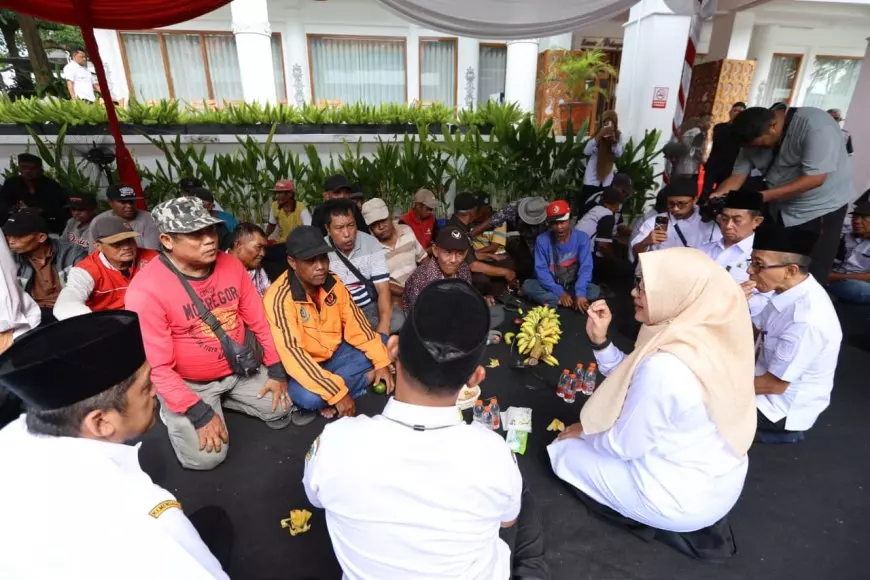Bupati Ipuk Halal Bihalal dengan Pengemudi Angkot Banyuwangi, Serap Aspirasi hingga Bagikan Helm
