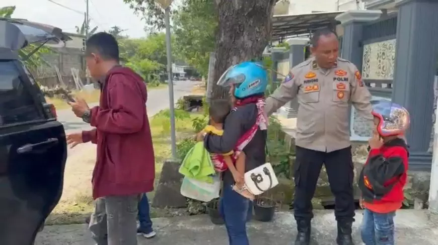 Purnomo Antar Pemudik Asal Lamongan yang Motornya Mogok