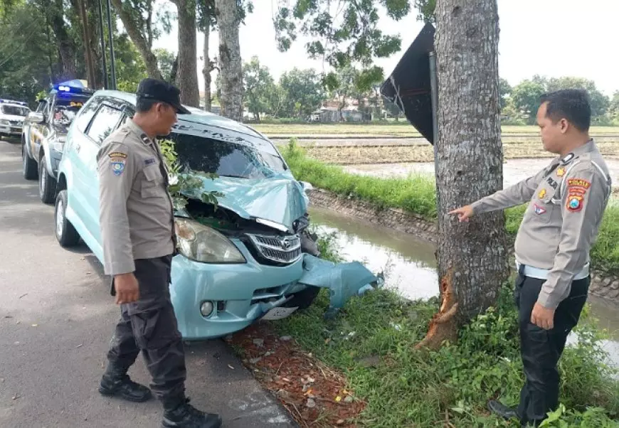 Mobil Tabrak Pohon Penumpang Terluka
