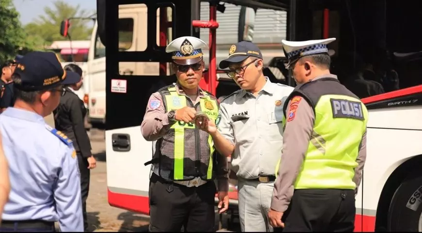 Pastikan Arus Balik Lebaran Aman, Polantas Inspeksi Angleb di Rest Area Wringinanom Gresik