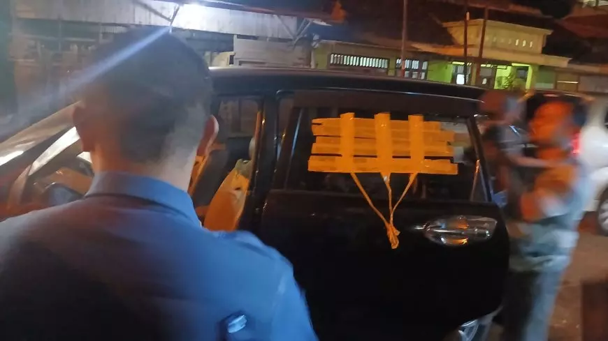 Ditinggal Ayahnya Beli Galon di Toko Madura, Balita di Lamongan Terkunci di Dalam Mobil