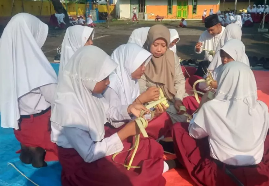 Edukasi Sejak Dini, SDN Menturus Jombang Ajarkan Siswa Membuat Ketupat Sekaligus Gelar Halal Bihalal