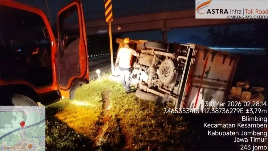 Kecelakaan Tol Jombang: Mitsubishi L300 Muatan Roundup Terguling di KM 704, Sopir Luka Ringan