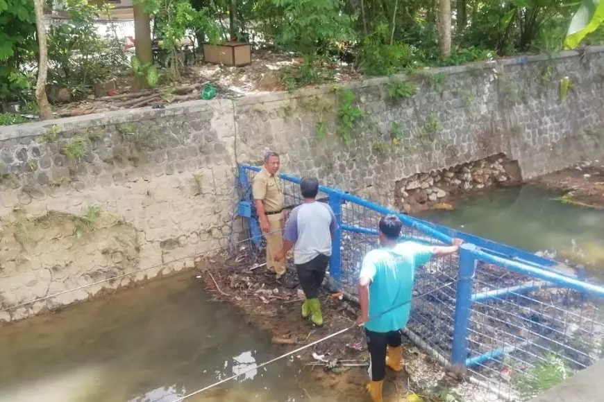 Banjir Wilayah Kota Pacitan Dipicu Sampah Sungai, Termasuk Kasur dan Sofa