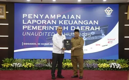Komitmen Transparansi dan Akuntabilitas, Bupati Jombang Serahkan LKPD Unaided 2025 ke BPK Jatim