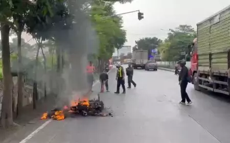 Motor  Warga Lamongan Terbakar Diduga Korsleting di Bunder, Polisi Sigap Padamkan Api