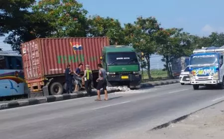 Kurang Konsentrasi, Truk Kontainer Hantam Median Jalan di Depan SPBU AKR Babat Lamongan