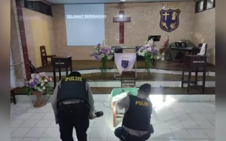 Pengamanan Ketat Jumat Agung, Polres Trenggalek Sterilisasi Gereja dengan Metal Detector
