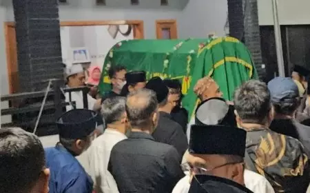 Ribuan Pelayat dan Dua Bupati Iringi Pemakaman Politisi Santun Ahmad Nurhamim