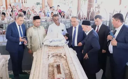 Dubes Uzbekistan Ziarah ke Makam Wali Gresik, Bidik Kerja Sama Religi dan Ekonomi