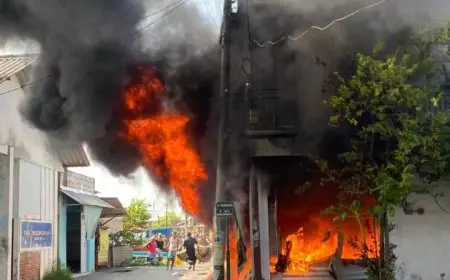Diduga Korsleting, Toko Ujungpangkah Gresik Terbakar Hebat Kerugian Capai Rp500 Juta