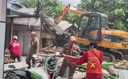 43 Bangunan Liar di Sempadan Saluran Air di Driyorejo Gresik Dirobohkan