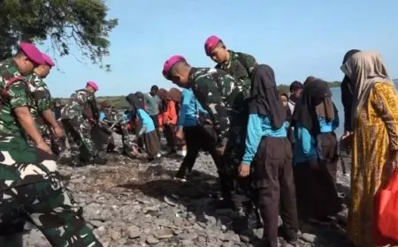 HUT ke-25 Pasmar 2: Korps Marinir TNI AL Bersihkan Pantai Merak Situbondo Bersama Warga