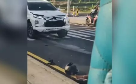 Nekat Terobos Lampu Merah di JLU Lamongan, Pemotor Terkapar Dihantam Pajero