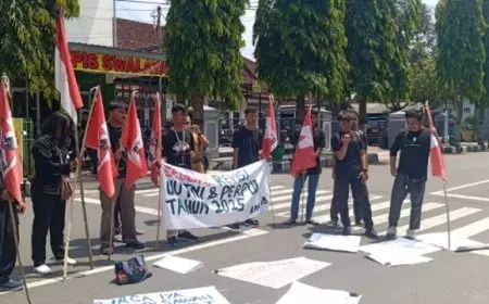 GMNI Geruduk DPRD Trenggalek: Tuntut Revisi UU TNI dan Soroti Supremasi Sipil