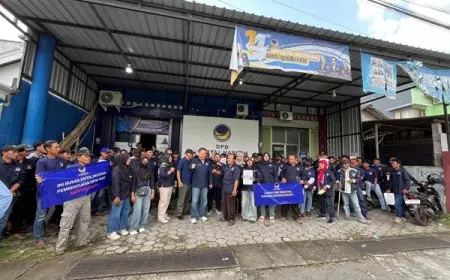 Diduga Rendahkan Martabat Surya Paloh, Kader NasDem Jatim Demontrasi 