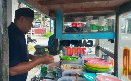 Selama 23 Tahun Dorong Gerobak, Pedagang Es Campur Jombang ini Akhirnya Berangkat Haji Bareng Istri