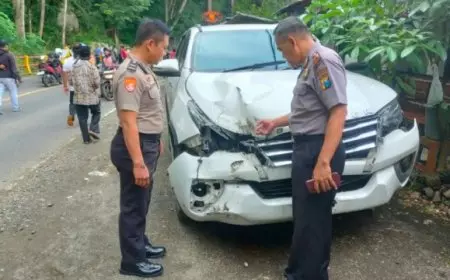 Fortuner Putih Ringsek Dihantam Batu Raksasa, Jalur Trenggalek-Ponorogo Lumpuh Total
