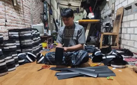 Harga Bahan Baku Plastik Melonjak, Perajin Songkok di Lamongan Menjerit