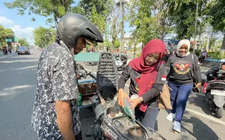 Antusiasnya Tukang Becak di Lamongan Antre BBM Gratis dari Squad Nusantara