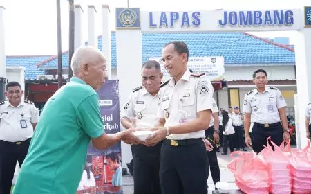 Jumat Berkah Lapas Jombang: Petugas Turun ke Jalan, Bagikan Sarapan ke Masyarakat 