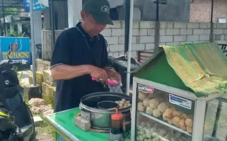 Tekun Jualan Pentol 22 Tahun, Ali Badrin asal Jombang Akhirnya Berangkat Haji 2026