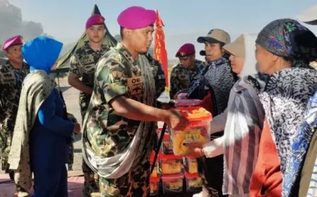 Peringati HUT ke-25 Pasmar 2, Korps Marinir TNI AL Gelar Aksi Sosial dan Kesehatan di Lautan Pasir Bromo