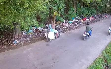 Lagi! Oknum Warga di Lamongan Terekam CCTV Buang Sampah di Bahu Jalan