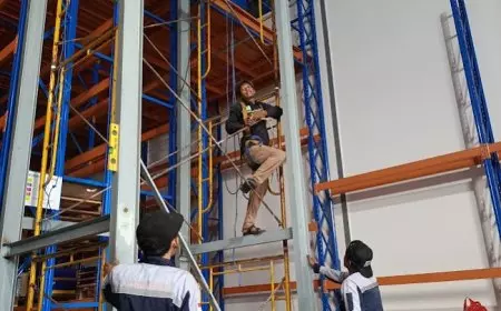 Panduan Memilih Jasa Pembuatan Lift Barang: Solusi Efisiensi Pabrik Modern