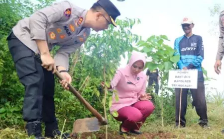 Sambut Hari Bumi, AKBP Ridwan Maliki Hijaukan Bukit Margoesis Demi Warisan Anak Cucu
