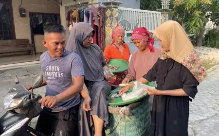 Menabung Selama 7 Tahun, Pasutri Penjual Ikan Keliling di Lamongan Akhirnya Berangkat Haji