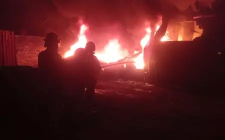 Gudang Biji Plastik di Kedamean Gresik Ludes Terbakar, Damkarla Sempat Terkendala Suplai Air