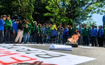 Mahasiswa Tulungagung Bakar Ban di Depan DPRD, Desak KPK Bongkar Habis Jaringan Korupsi Gatut Sunu
