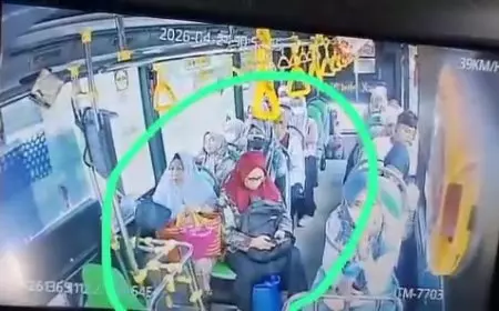 Viral Terekam CCTV Aksi Emak-Emak Berhijab di Lamongan Curi Tas Milik Sopir Bus Trans Jatim