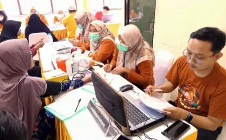 Ratusan Warga Gresik Serbu Pengobatan dan Cek Mata Gratis di Baksos HPN 2026 KWGe