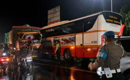 Nekat Langgar Marka di Utara Jembatan Ngujang, Bus Harapan Jaya Hantam Truk dari Arah Lawan