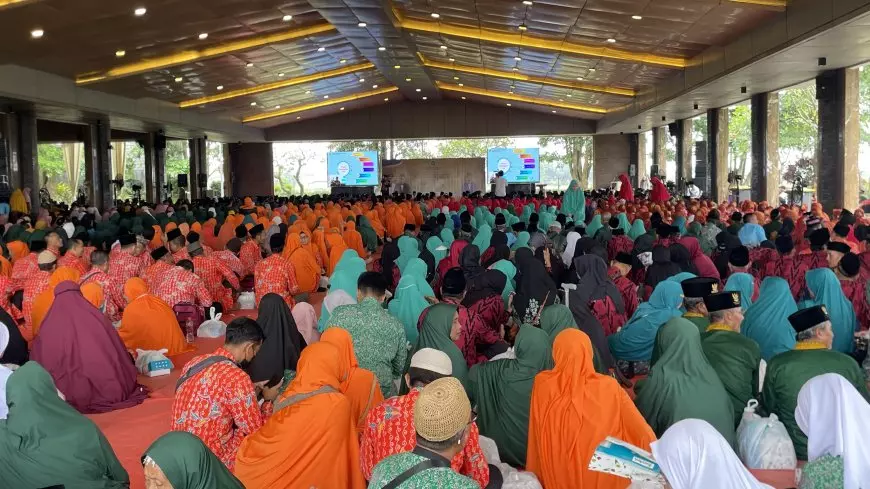 Matangkan Persiapan, Ribuan CJH Lamongan Ikuti Manasik Haji Massal di Masjid Namira