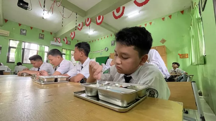 Hari Pertama MBG Pasca Libur Lebaran, Siswa di Lamongan Tampak Antusias